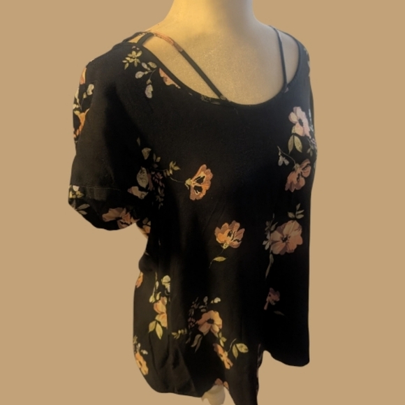 EUC SO Black Floral Short Sleeve Shirt Top Blouse Size Medium 100% Rayon - Picture 2 of 5